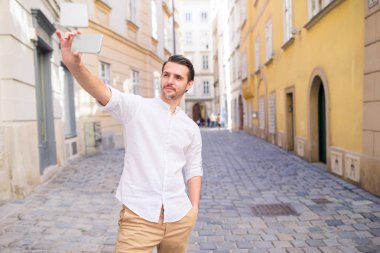 Adam turistik bir şehir haritası ve Avrupa sokakta sırt çantası ile. Beyaz çocuk Avrupa Haritası ile seyir.