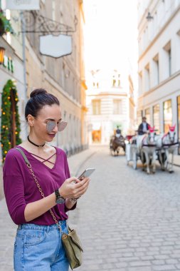 Kadın konuşmak yanında onun smartphone City. İtalyan şehri açık havada genç çekici turist