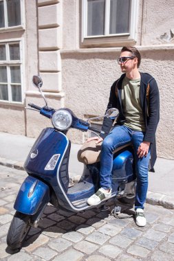 Genç adam eski Avrupa şehrinin özçekimini yapıyor.