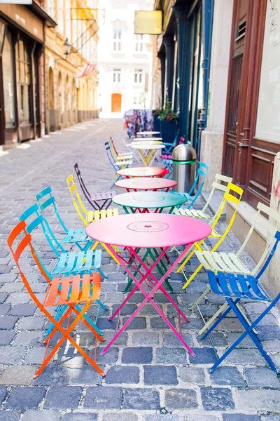 Verão vazio ao ar livre restaraunt na cidade europeia . — Fotografia de Stock