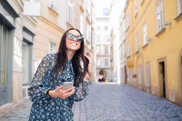 Una mujer caminando por la ciudad. Joven turista atractivo al aire libre en la ciudad europea —  Fotos de Stock