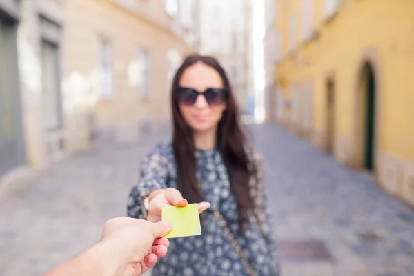 Detailní záběr ženy procházející platby kreditní kartou. — Stock fotografie