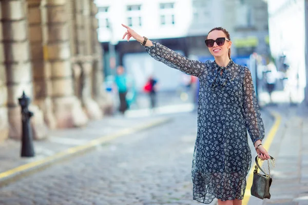 Una mujer caminando por la ciudad. Joven turista atractivo al aire libre en la ciudad europea — Foto de Stock