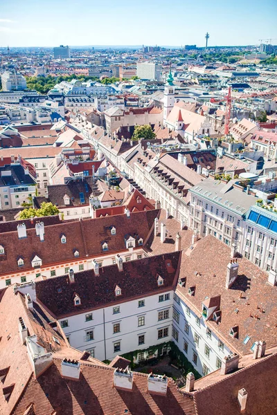 Vista da Catedral de St. Stephens sobre a Praça Stephansplatz, em Viena, capital da Áustria, no dia ensolarado — Fotografia de Stock