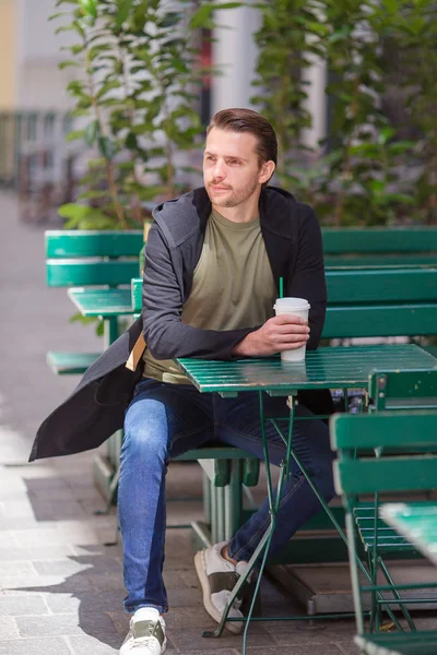 欧洲城市里快乐的年轻人在户外喝咖啡 — 图库照片