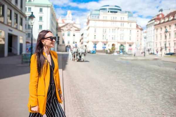 Una mujer caminando por la ciudad. Joven turista atractivo al aire libre en la ciudad europea — Foto de Stock