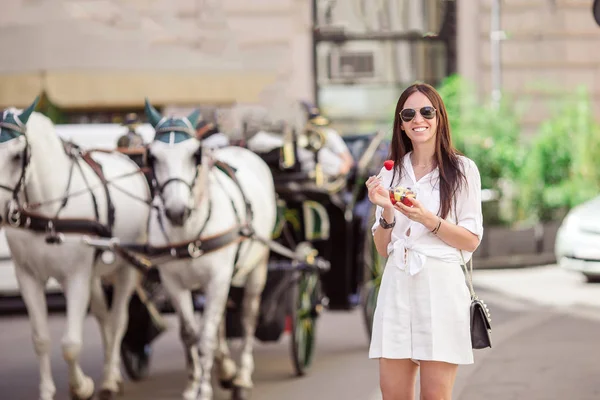 ウィーンでの休暇を楽しんで、キャリッジの美しい馬を見て観光女の子 — ストック写真