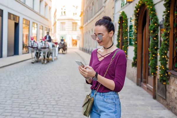 Vrouw praat door haar smartphone in de stad. Jonge aantrekkelijke toeristische buitenshuis in Italiaanse stad — Stockfoto