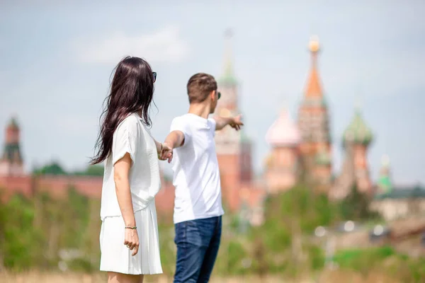 Giovane incontri coppia innamorata passeggiando in città sfondo St Basils Chiesa — Foto Stock