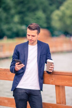 Avrupa 'da açık havada kahve içen mutlu genç bir şehirli.