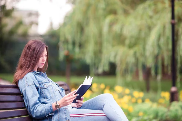 Relaxado jovem mulher ler livro — Fotografia de Stock