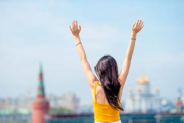 Glad ung stadskvinna i europeisk stad. — Stockfoto