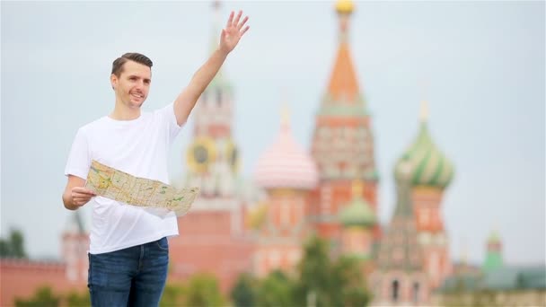 Jovem homem urbano feliz com mapa na cidade europeia . — Vídeo de Stock