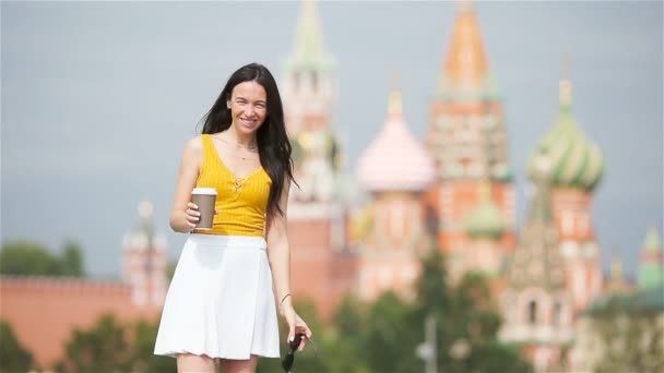 Šťastná mladá městská žena pije kávu v evropském městě. — Stock video