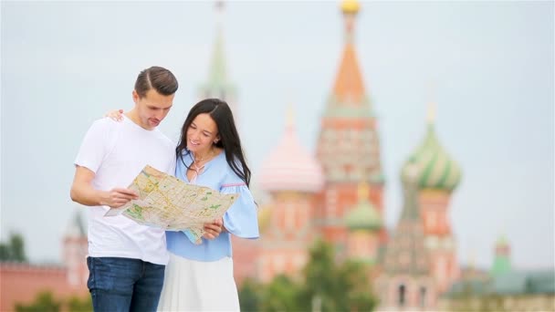 Pareja joven y feliz en la ciudad europea . — Vídeos de Stock