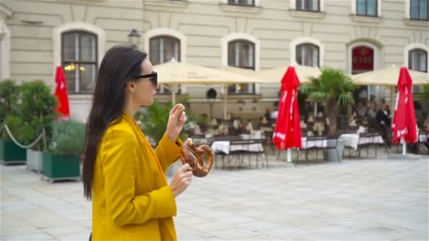 Mulher Bonita Comendo Saboroso Pretzel Tradicional Andando Rua Velha Viena — Vídeo de Stock
