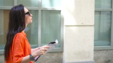Genç kadın ile şehirde bir şehir haritası. Viyana harita ile turist kız açık havada tatil sırasında Avrupa'da seyahat..