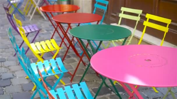 Summer empty open air restaraunt in european city. — Stock Video