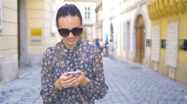 Şehirde yürüyen kadın. Avrupa şehri açık havada genç çekici turist