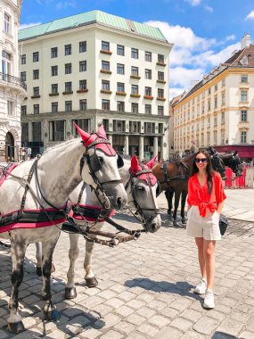 Şehirde yürüyen kadın. İtalyan şehri açık havada genç çekici turist