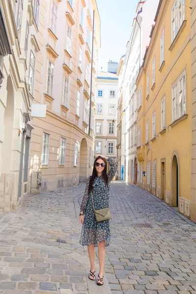 Una mujer caminando por la ciudad. Joven turista atractivo al aire libre en la ciudad europea —  Fotos de Stock