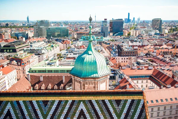 Vista dalla Cattedrale di Santo Stefano su piazza Stephansplatz a Vienna, capitale dell'Austria nella giornata di sole — Foto Stock