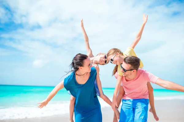 Mutlu aile çocuklarla sahilde yürümek — Stok fotoğraf