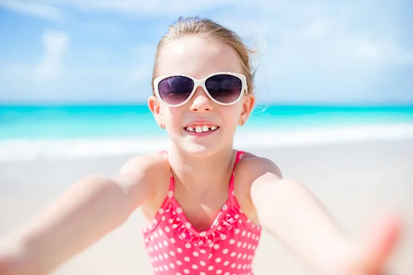 Glückliches kleines Mädchen macht Selfie am Tropenstrand auf exotischer Insel — Stockfoto