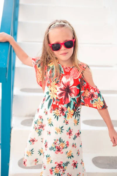 Chica en vestidos blancos divirtiéndose al aire libre en las calles de Mykonos —  Fotos de Stock