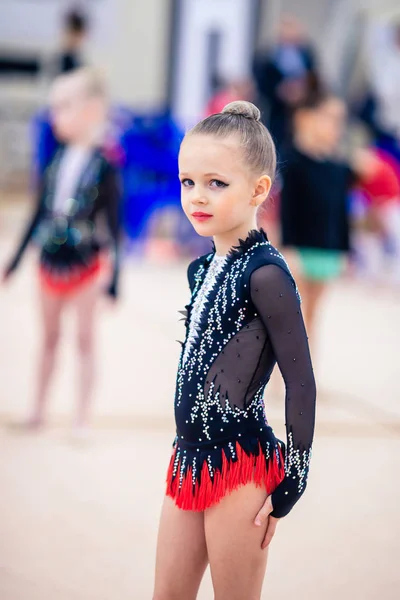 Belle petite gymnaste active avec sa performance sur le tapis — Photo