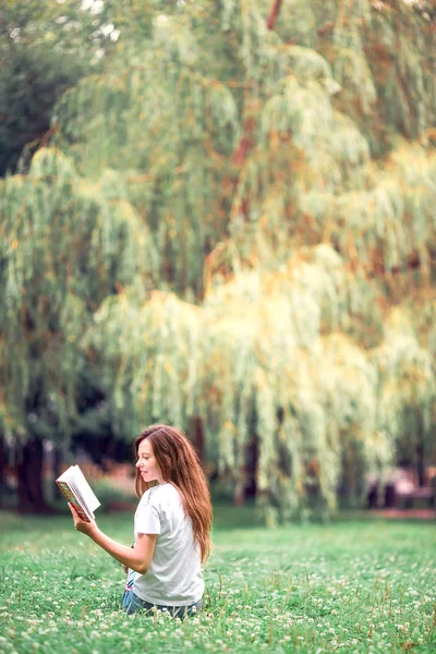 轻松年轻女人读的书 — 图库照片