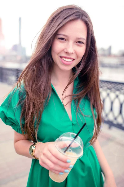 欧洲城市快乐的年轻城市女性喝咖啡 — 图库照片