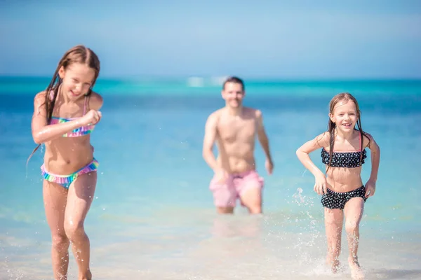 Padre e bambini piccoli godendo spiaggia estate vacanza tropicale — Foto Stock