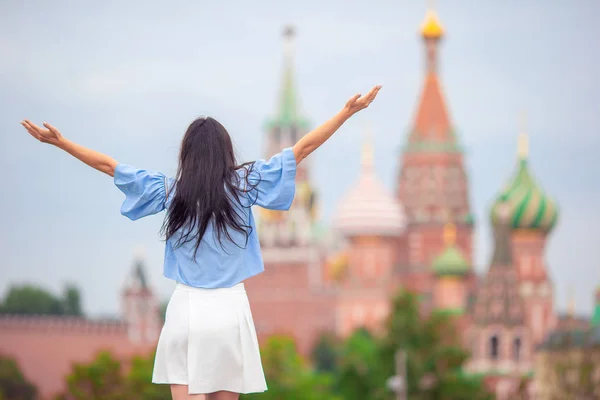 Happy young urban woman in european city. — Stock Photo, Image