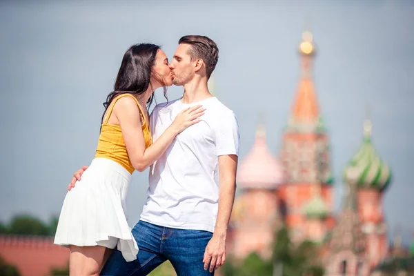 Jovem namoro casal apaixonado andando no fundo da cidade St Basils Church — Fotografia de Stock