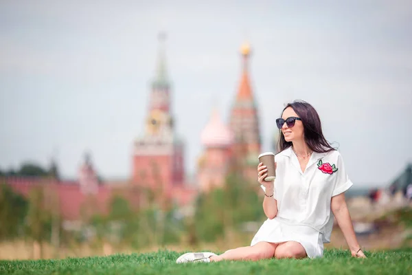 Happy young urban woman drinking coffee in european city. — Stock Photo, Image