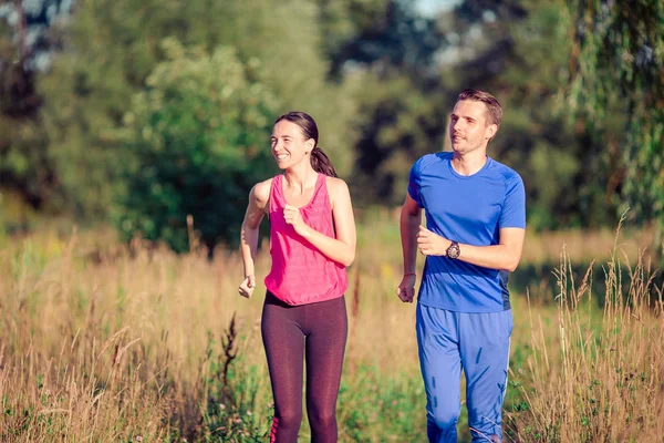 Parkta koşan aktif bir çift. Sağlık ve Sağlık.
