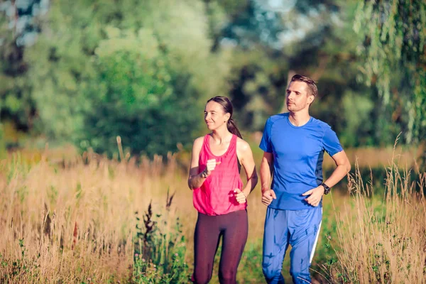 Pareja deportiva activa corriendo en el parque. Salud y estado físico . — Foto de Stock