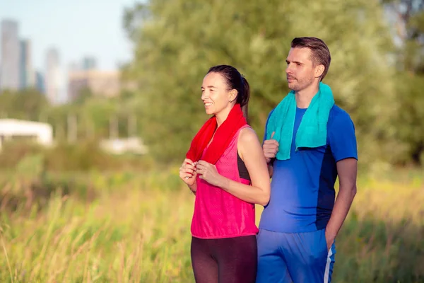 Pareja deportiva activa corriendo en el parque. Salud y estado físico . — Foto de Stock