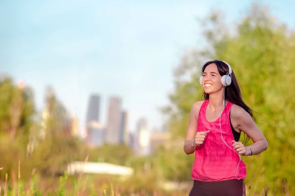 Joven mujer sonriente haciendo ejercicios deportivos al aire libre — Foto de Stock