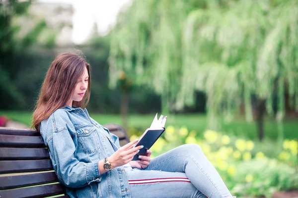 轻松年轻女人读的书 — 图库照片