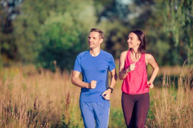 Parkta çalıştıran active sportif çift. Atletik aile çalışan birlikte. Sağlıklı yaşam fitness kavramı
