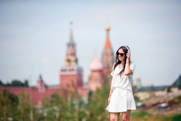 Happy young urban woman enjoy his break in the city — Stock Photo, Image