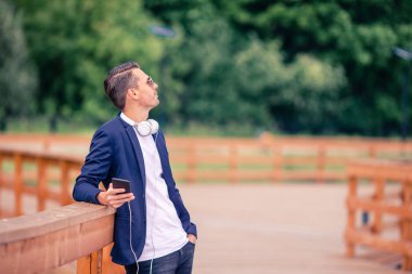 Avrupa 'da açık havada kahve içen mutlu genç bir şehirli.