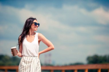 Avrupa 'da kahve içen mutlu genç şehir kadını.