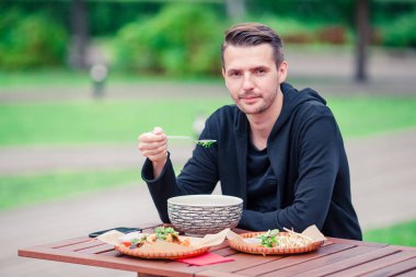 Genç adam yeme götürün erişte sokakta