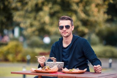 Genç adam yeme götürün erişte sokakta