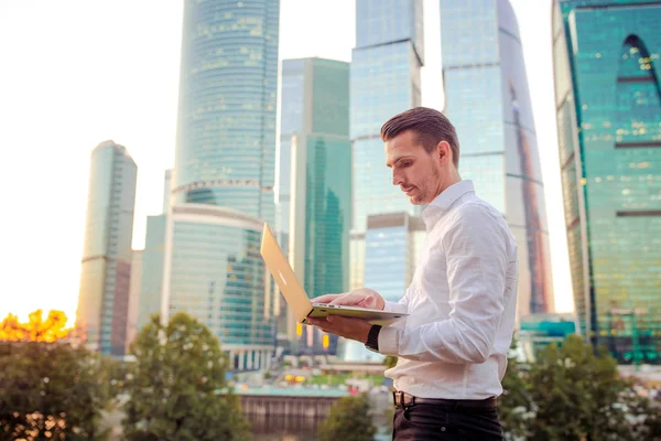 Молодий білий чоловік тримає смартфон для ділової роботи . — стокове фото