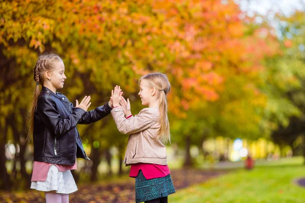 Niñas adorables en el día cálido en el parque de otoño al aire libre —  Fotos de Stock