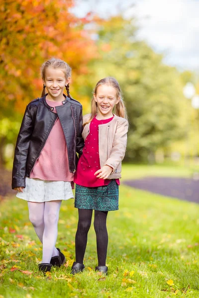 Kleine entzückende Mädchen an warmen Tagen im Herbst Park im Freien — Stockfoto